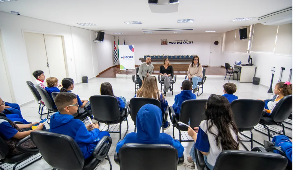 A prefeita Mara Bertaiolli recebeu os conselheiros, acompanhada pela secretária de Educação, Claudia Romanos e o diretor do DEPED da Pasta, Mitch Almeida. Foto: Divulgação/PMMC