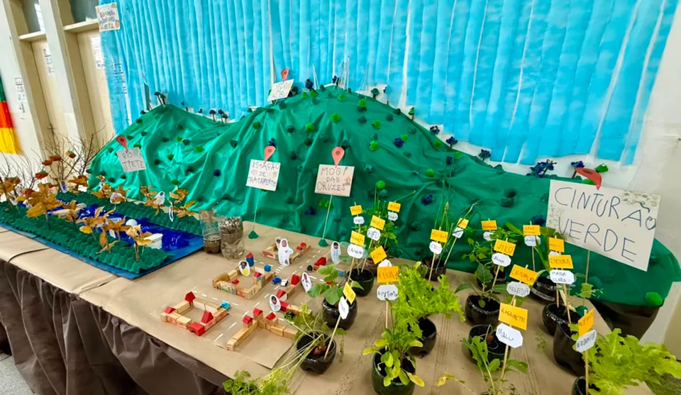 Além de resgtar a história e a cultura da unidade escolar, a equipe e os estudantes abordaram a natureza e a escola ganhou uma nova bandeira. Foto: Divulgação/PMMC