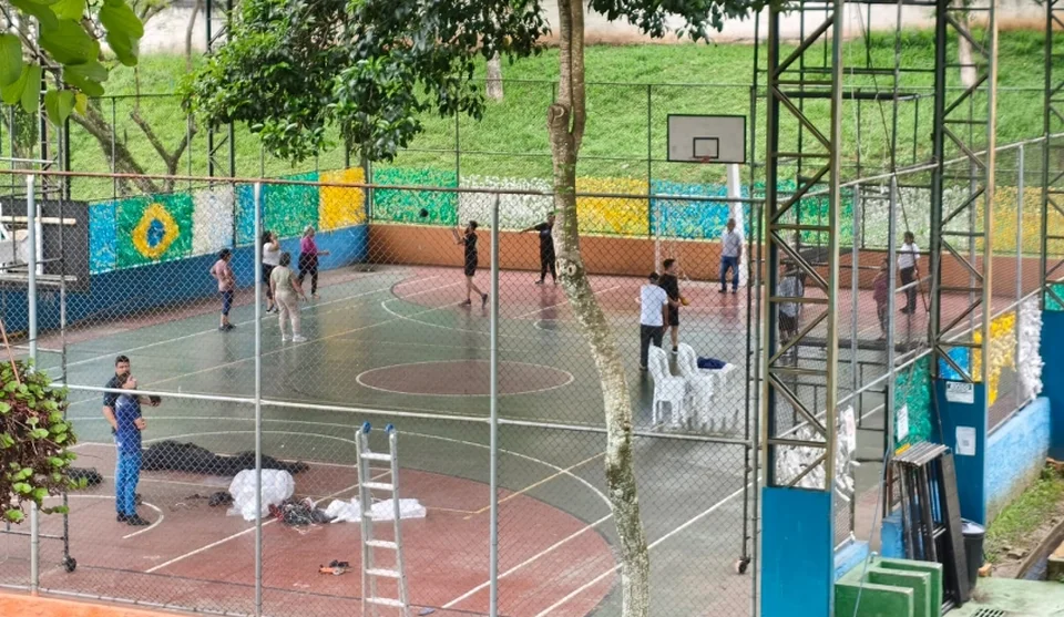 Instalação das redes de proteção atendem uma demanda antiga dos frequentadores que utilizam a quadra esportiva do Centro Esportivo do Jardim Camila. Foto: Divulgação/PMMC