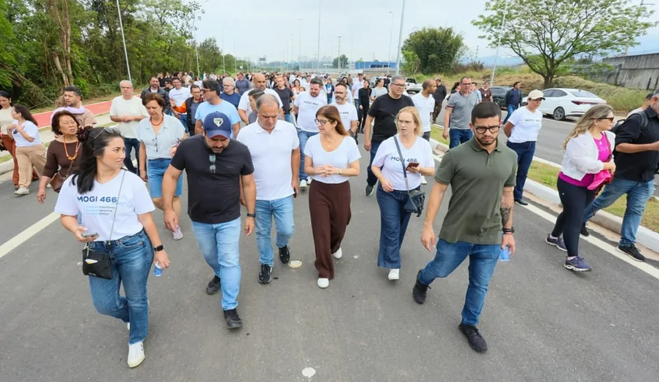 Prefeita Mara Bertaiolli e o vice Téo Cusatis caminham pela avenida João Gilberto Moro, que proporcionará uma nova opção de deslocamento em Cezar de Souza. Foto: Divulgação/PMMC