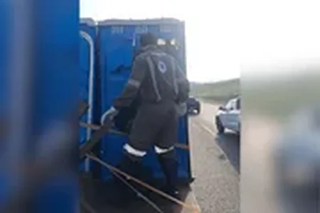 Jovem não percebeu o trânsito parar e foi arremessado para dentro da cabine de um banheiro químico após a colisão