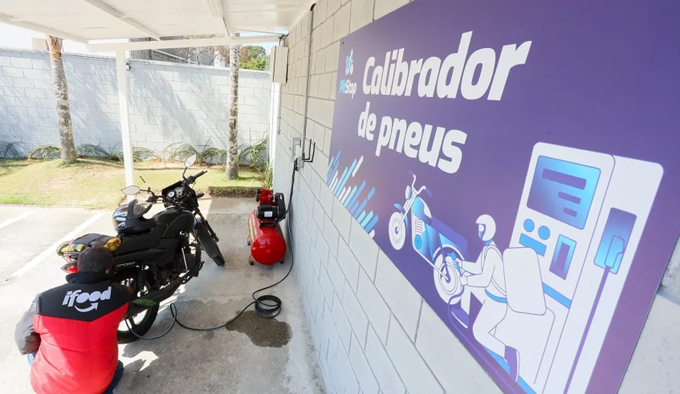 Pit Stop conta com diversas estruturas para facilitar o trabalho dos profissionais, como um espaço para pequenos reparos e calibrador para os pneus das motos. Foto: Divulgação/PMMC