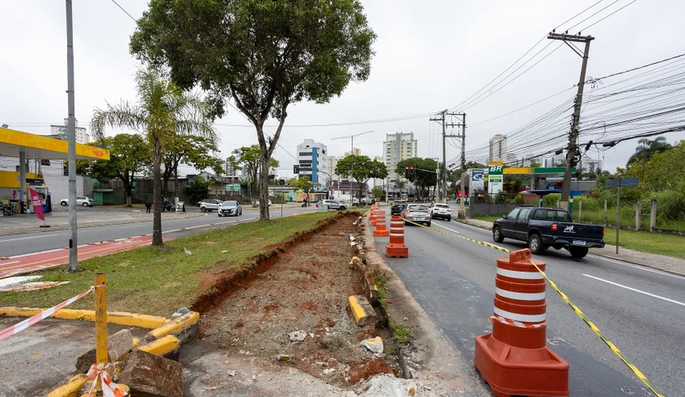 Prefeitura de Mogi das Cruzes iniciou adequações na avenida Vereador Narciso Yague Guimarães, que permitirão ampliar a capacidade de fluxo de veículos. Foto: Divulgação/PMMC