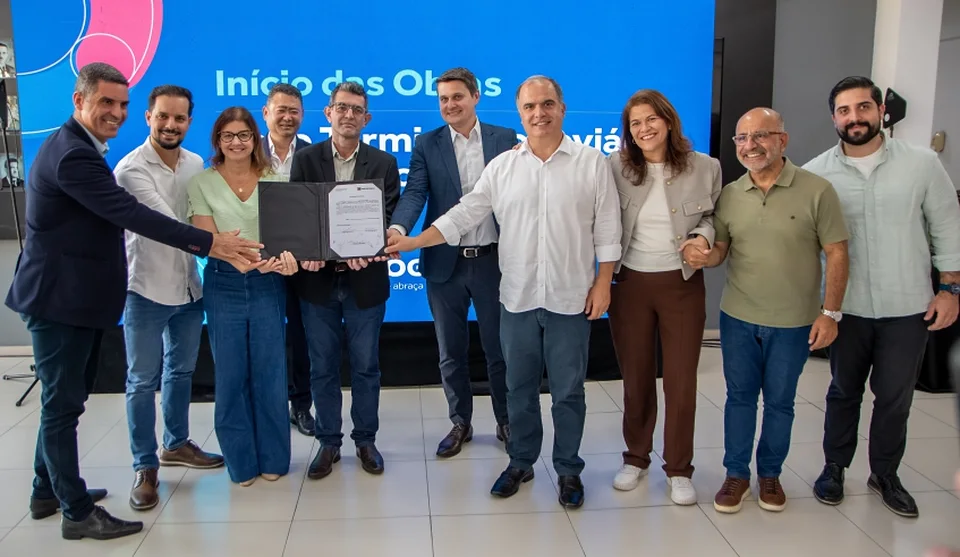 Prefeita Mara Bertaiolli e o vice Téo Cusatis, ao lado de representantes da concessionária Atlântica, secretários e vereadores que prestigiaram o evento. Foto: Divulgação/PMMC