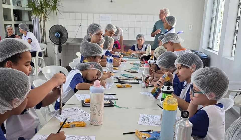 Após aula de Educação Nutricional, os estudantes participaram da oficina de pintura &ldquo;Monte o seu prato&rdquo;, onde desenharam a sua opção de prato saudável. Foto: Divulgação/PMMC
