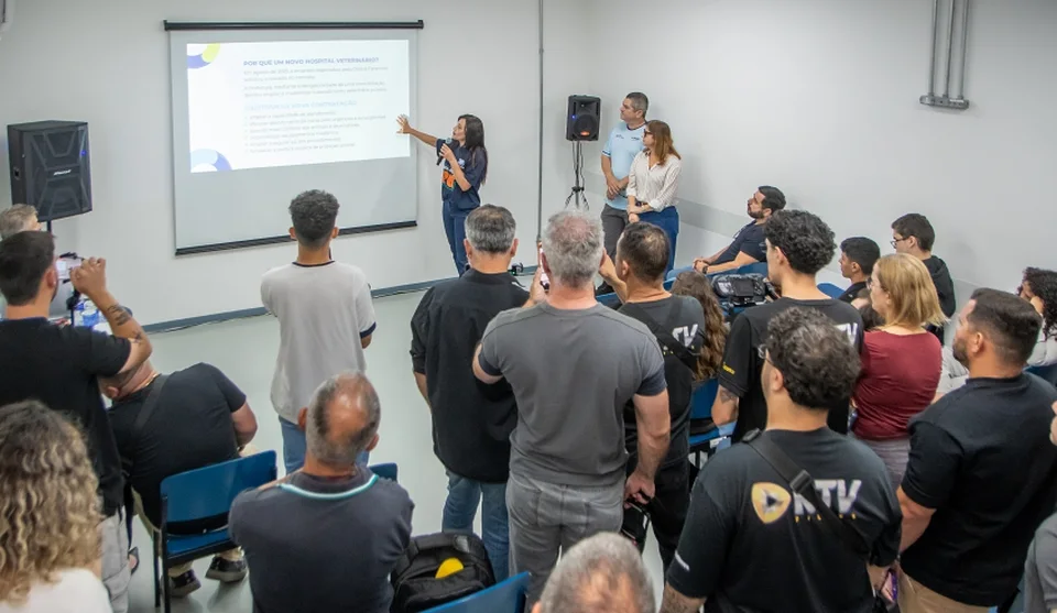Coordenadora do Núcleo de Bem-Estar Animal (Nubea), veterinária Margareth Cunha, fez uma apresentação na qual detalhou o funcionamento do hospital à imprensa. Foto: Divulgação/PMMC