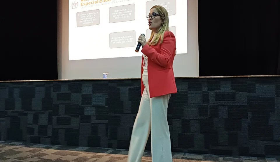 A capacitação foi voltada aos Profissionais de Apoio, que atuam com estudantes público-alvo da Educação Especial na rede municipal de ensino. Foto: Divulgação/PMMC