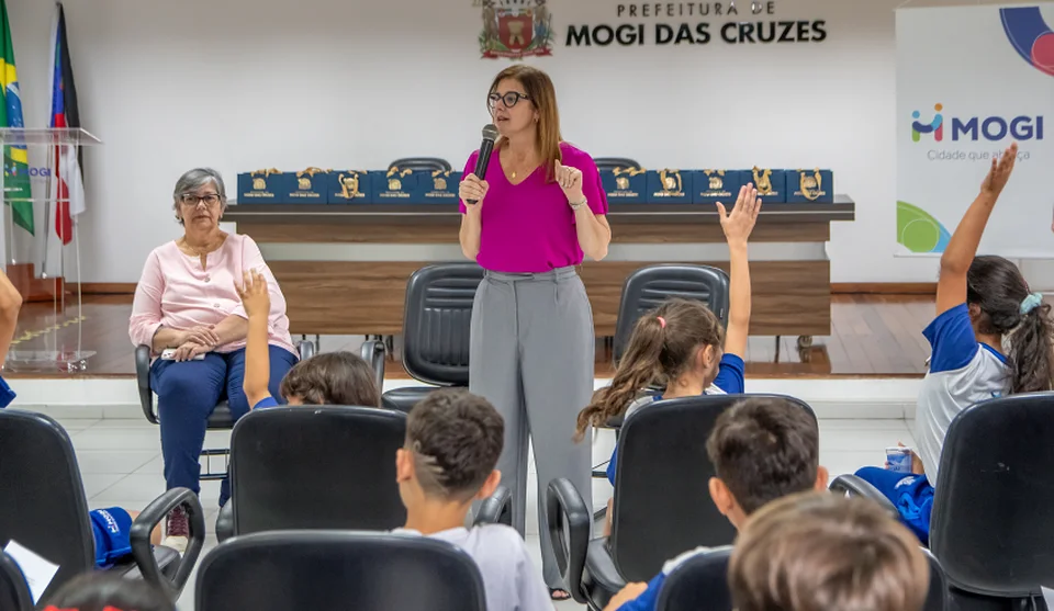 A prefeita Mara Bertaiolli destacou, na visita, a importância dos professores na formação dos estudantes. Foto: Divulgação/PMMC