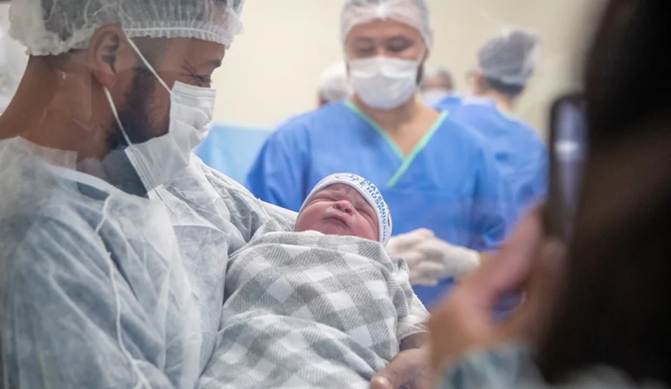 Levi foi o segundo bebê a nascer na Maternidade e a ser visto logo nos primeiros minutos pelos familiares através da Janela da Vida. Foto: Divulgação/PMMC