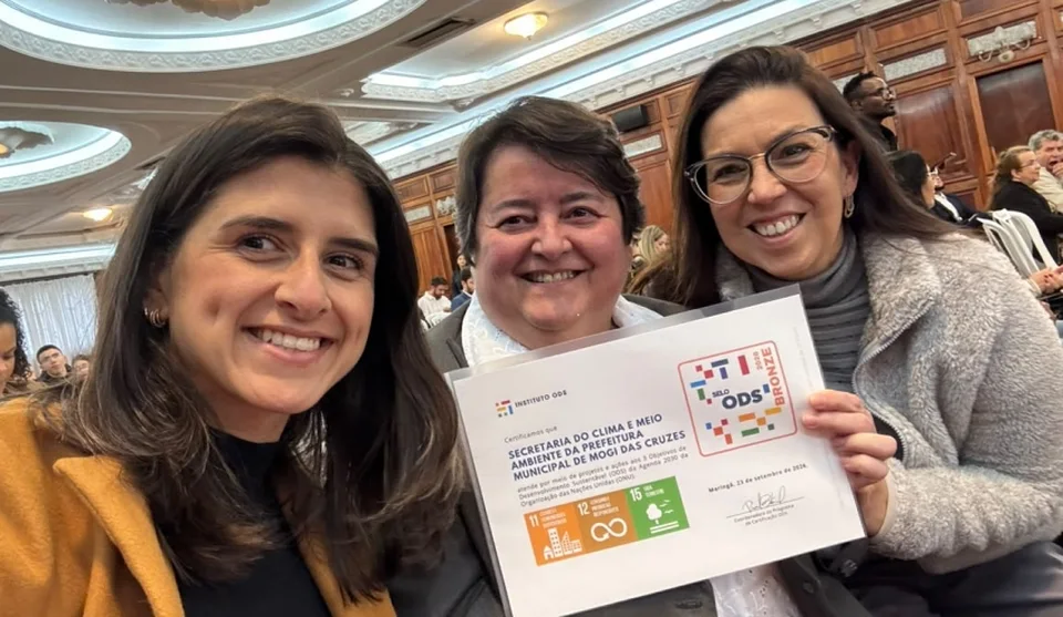 A secretária Patricia Cesare, a chefe de seção Andreia Palacio (centro) e a técnica Vitória Souza durante a premiação realizada em São Paulo. Foto: Divulgação/PMMC