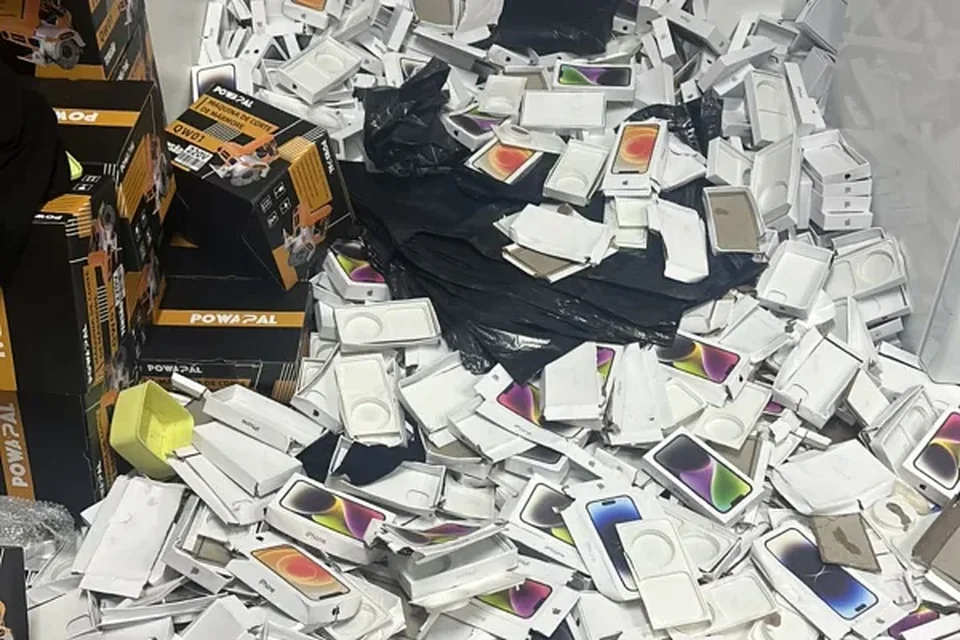 “Avalanche” de iPhone: PF faz ação em prédio com 12 andares de mercadorias - destaque galeria