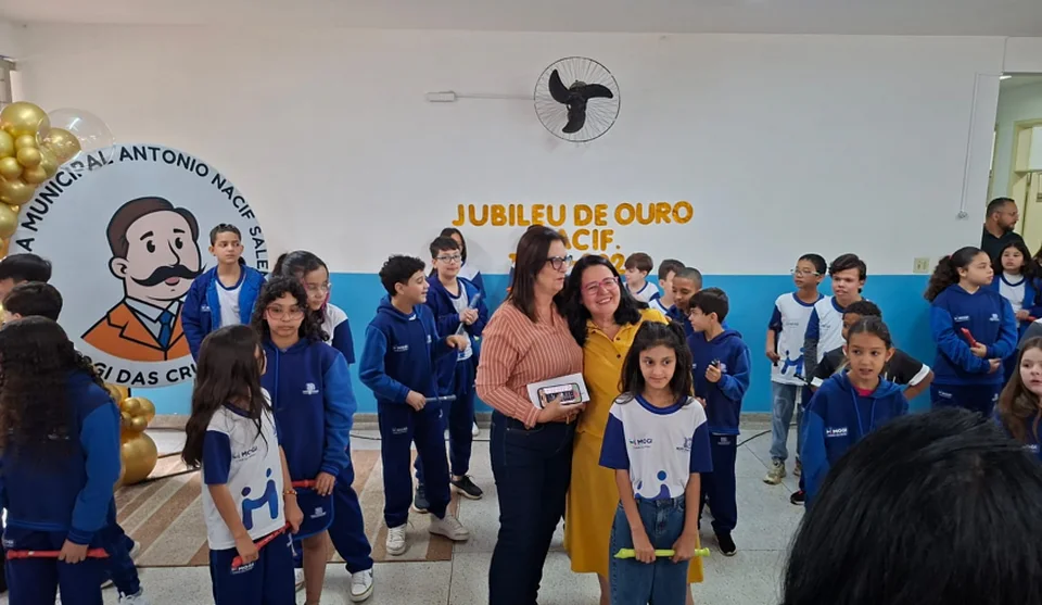 A secretária de Claudia Romanos parabenizou a equipe escolar e os estudantes. Foto: Divulgação/PMMC
