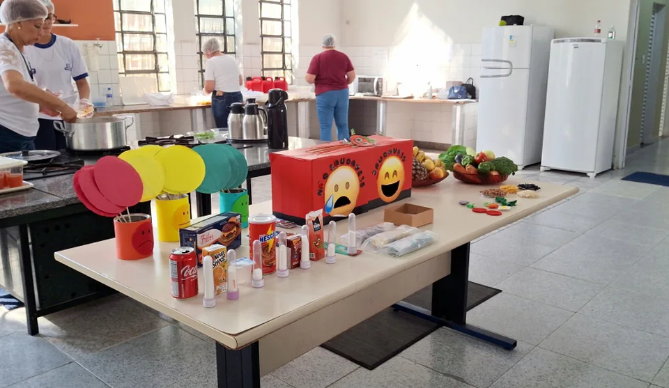 Os estudantes participaram da dinâmica de indicação de alimentos saudáveis e não saudáveis. Foto: Divulgação/PMMC