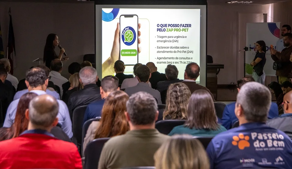 A coordenadora de Proteção e Bem-Estar Animal, veterinária Margareth Cunha, detalhou o funcionamento do novo whatsapp ao público presente. Foto: Divulgação/PMMC
