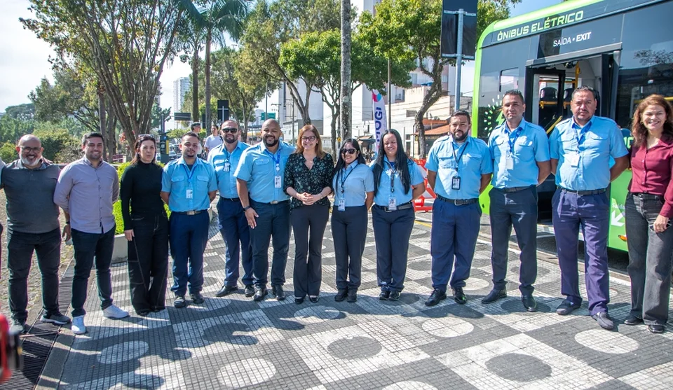Prefeita Mara Bertaiolli, ao lado de funcionários que vão trabalaho no novo veículo e vereadores que compareceram ao evento de apresentação. Foto: Divulgação/PMMC