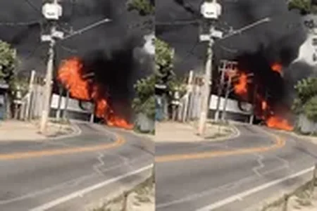 Fábrica foi evacuada preventivamente após incêndio atingir tanques de solventes. Imagens mostram chamas intensas e muita fumaça preta