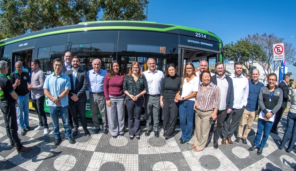 Prefeita Mara Bertaiolli, ao lado de secretários municipais e vereadores, durante apresentação do ônibus 100% elétrico, em frente à Prefeitura. Foto: Divulgação/PMMC