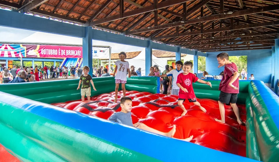Crianças puderam se divertir nos tradicionais brinquedos da Rua Mais Feliz e acompanhar clínicas de modalidades esportivas, além de aproveitar os parques. Foto: Divulgação/PMMC