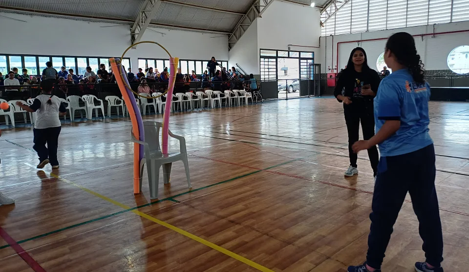 O arremesso à cesta de basquete foi uma das modalidades adaptadas do Circuito PCD. O encerramento das Olimpíadas e Paralímpiadas será no dia 22 no Auditório do Cemforpe. Foto: Divulgação/PMMC