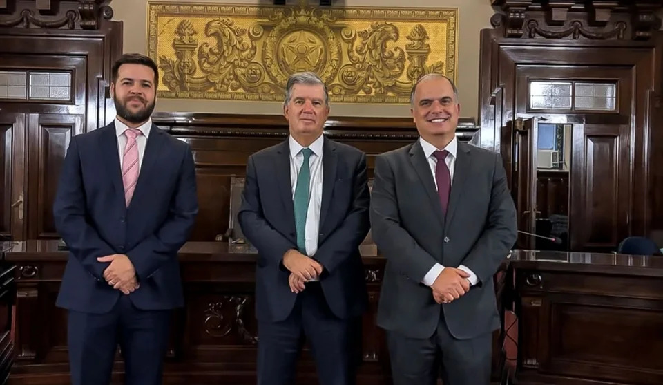 Acompanhado do procurador-geral do Município, Filipe Hermanson, Téo Cusatis entregou ofício ao presidente do TJ, desembargador Francisco Eduardo Loureiro (ao centro). Foto: Divulgação/PMMC