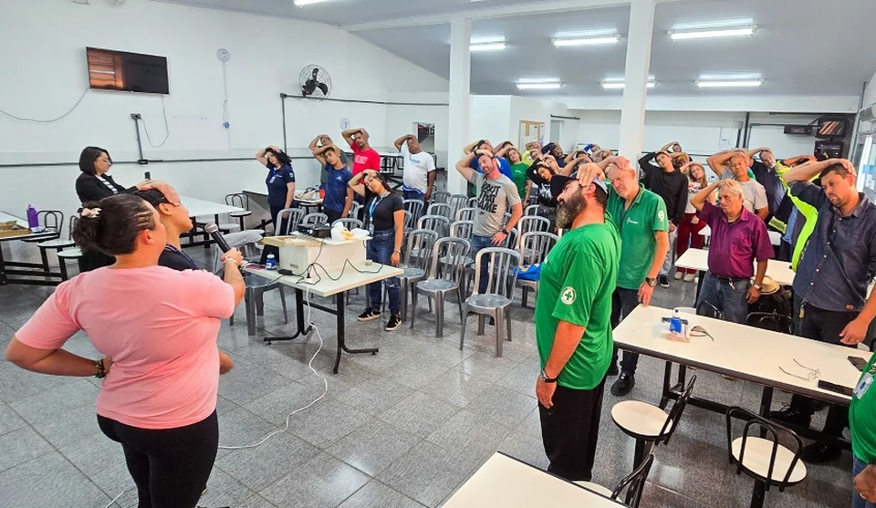 Evento contou com algumas atividades práticas de alongamento e orientações para evitar sobrecargas físicas, lesões e estresse. Foto: Divulgação/Semae