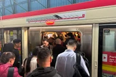 Estação Penha da Linha 3-Vermelha do Metrô no sentido Barra Funda com maior número de passageiros