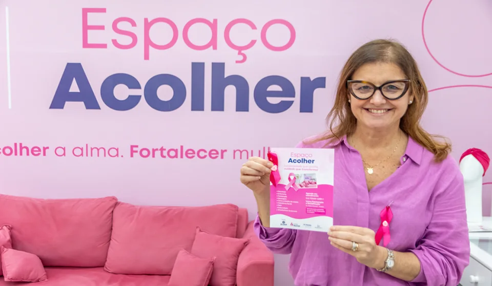 A prefeita visitou o Espaço Acolher, que está todo decorado para o Outubro Rosa. Foto: Dvulgação/PMMC