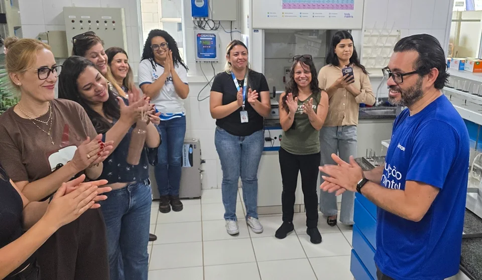 Servidores que atuam em diferentes setores da autarquia conheceram em detalhes o processo de tratamento de água (. Foto: Semae)