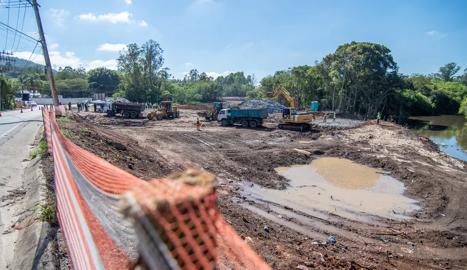 Máquinas e funcionários da empresa Souza Compec trabalham atualmente na limpeza do terreno e nas primeiras ações de construção da nova ponte. Foto: Divulgação/PMMC