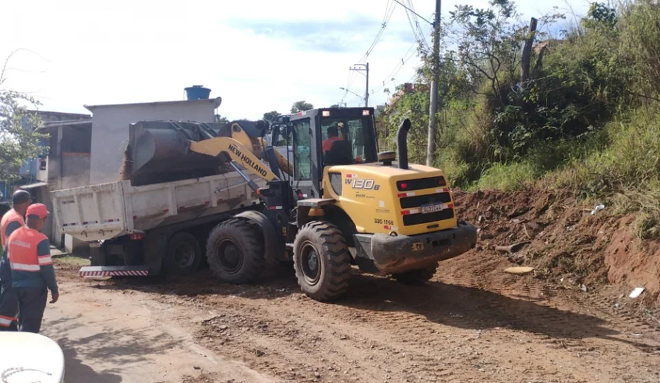 Equipes da Secretaria de Serviços Urbanos e Zeladoria fizeram no último fim de semana mutirão no Piatã, desobstrução de estradas e melhorias de drenagem. Foto: Divulgação/PMMC