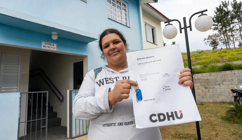 Daniela Aparecida Assis Lopes assinou nesta sexta-feira (07/08) seu contrato de financiamento e já vai se mudar em breve para a casa nova. Foto: Divulgação/PMMC