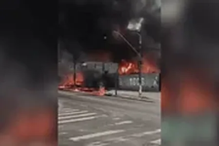 Fábrica foi evacuada preventivamente após incêndio atingir tanques de solventes. Imagens mostram chamas intensas e muita fumaça preta